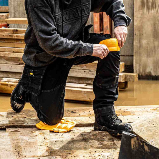 Купити Вставки для наколінників DeWALT DWC15-001. Офіційний магазин Toolmaster Україна. Фірмовий інструмент та обладнання, офіційна гарантія