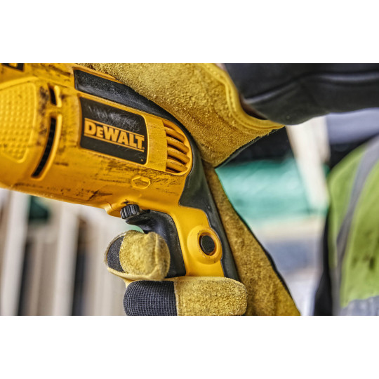 Купити Дриль мережевий ударний DeWALT DWD024. Офіційний магазин Toolmaster Україна. Фірмовий інструмент та обладнання, офіційна гарантія