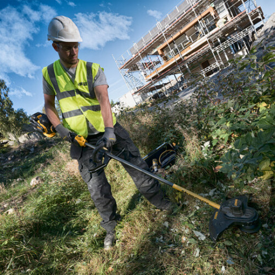 Купити Коса акумуляторна безщіткова DeWALT DCM571X1. Офіційний магазин Toolmaster Україна. Фірмовий інструмент та обладнання, офіційна гарантія