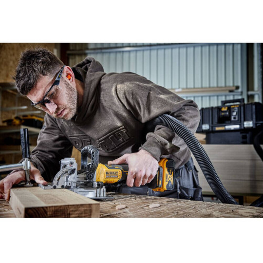 Купити Фрезер акумуляторний безщітковий DeWALT DCW682N. Офіційний магазин Toolmaster Україна. Фірмовий інструмент та обладнання, офіційна гарантія