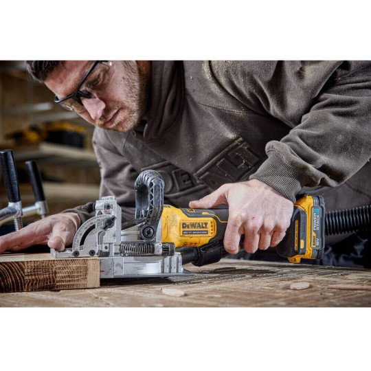 Купити Фрезер акумуляторний безщітковий DeWALT DCW682NT. Офіційний магазин Toolmaster Україна. Фірмовий інструмент та обладнання, офіційна гарантія