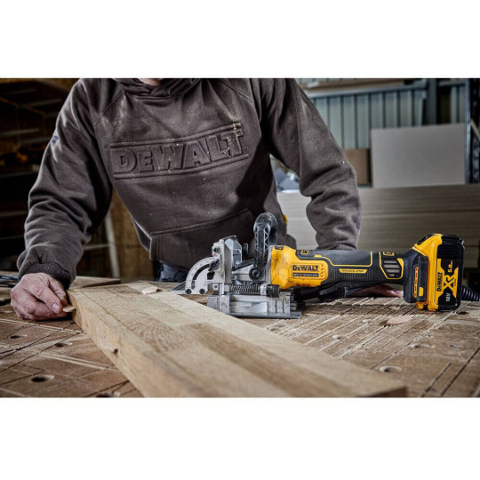 Купити Фрезер акумуляторний безщітковий DeWALT DCW682NT. Офіційний магазин Toolmaster Україна. Фірмовий інструмент та обладнання, офіційна гарантія