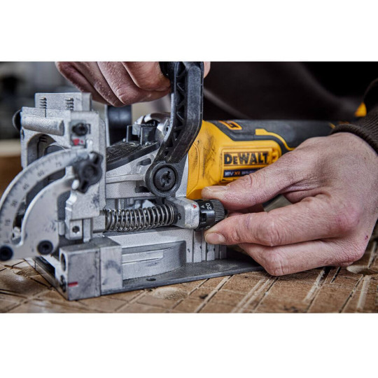 Купити Фрезер акумуляторний безщітковий DeWALT DCW682NT. Офіційний магазин Toolmaster Україна. Фірмовий інструмент та обладнання, офіційна гарантія
