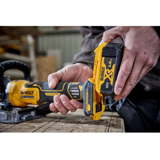 Купити Фрезер акумуляторний безщітковий DeWALT DCW682NT. Офіційний магазин Toolmaster Україна. Фірмовий інструмент та обладнання, офіційна гарантія