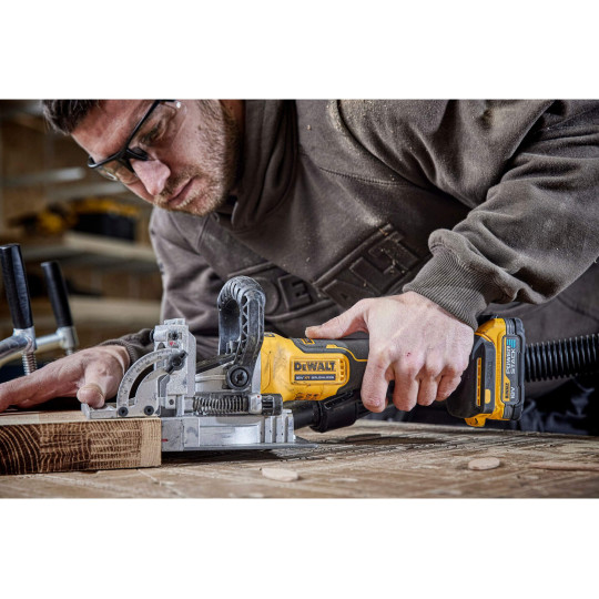 Купити Фрезер акумуляторний безщітковий DeWALT DCW682P2. Офіційний магазин Toolmaster Україна. Фірмовий інструмент та обладнання, офіційна гарантія