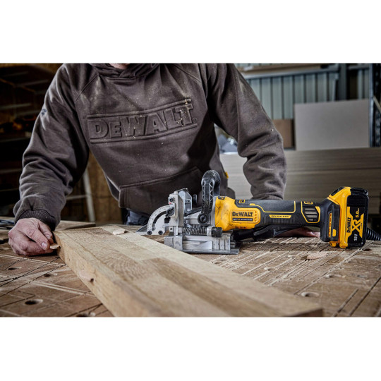 Купити Фрезер акумуляторний безщітковий DeWALT DCW682P2. Офіційний магазин Toolmaster Україна. Фірмовий інструмент та обладнання, офіційна гарантія