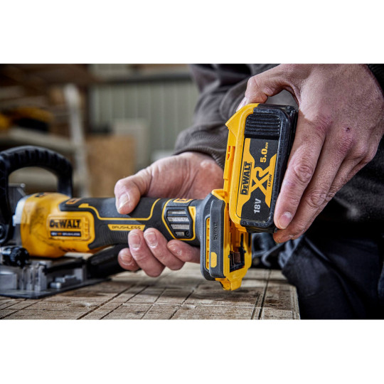 Купити Фрезер акумуляторний безщітковий DeWALT DCW682P2. Офіційний магазин Toolmaster Україна. Фірмовий інструмент та обладнання, офіційна гарантія