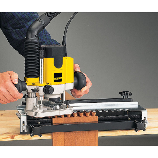 Купити Фрезер мережевий DeWALT DW621. Офіційний магазин Toolmaster Україна. Фірмовий інструмент та обладнання, офіційна гарантія