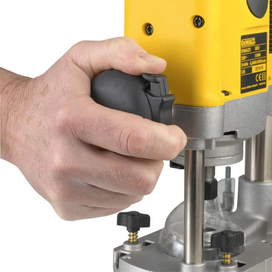 Купити Фрезер мережевий DeWALT DW621KT. Офіційний магазин Toolmaster Україна. Фірмовий інструмент та обладнання, офіційна гарантія