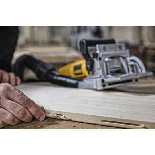 Купити Фрезер ламельний мережевий DeWALT DW682K. Офіційний магазин Toolmaster Україна. Фірмовий інструмент та обладнання, офіційна гарантія