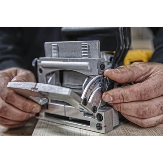 Купити Фрезер ламельний мережевий DeWALT DW682K. Офіційний магазин Toolmaster Україна. Фірмовий інструмент та обладнання, офіційна гарантія