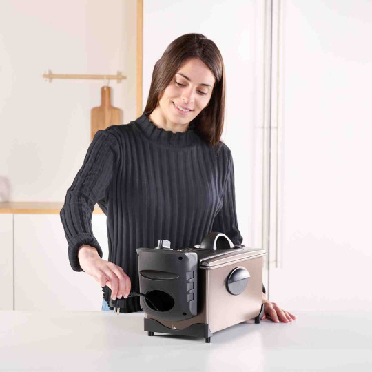Купити Фритюрниця BLACK+DECKER BXDF2100E. Офіційний магазин Toolmaster Україна. Фірмовий інструмент та обладнання, офіційна гарантія