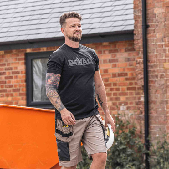 Купити Футболка OXIDE T-SHIRT DeWALT DWC52-001-L. Офіційний магазин Toolmaster Україна. Фірмовий інструмент та обладнання, офіційна гарантія