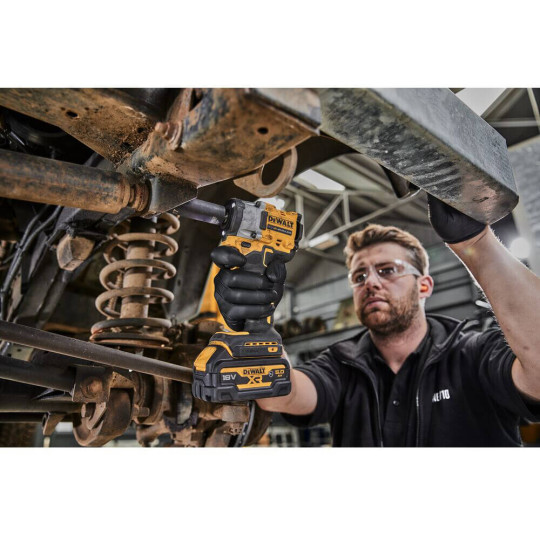 Купити Гайкокрут ударний акумуляторний безщітковий DeWALT DCF921NT. Офіційний магазин Toolmaster Україна. Фірмовий інструмент та обладнання, офіційна гарантія