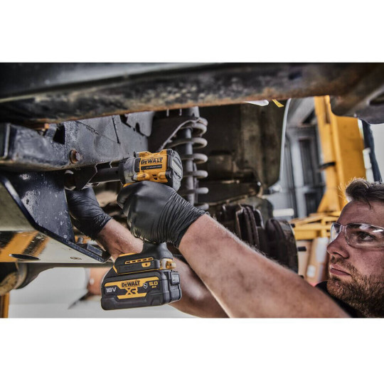 Купити Гайкокрут ударний акумуляторний безщітковий DeWALT DCF921NT. Офіційний магазин Toolmaster Україна. Фірмовий інструмент та обладнання, офіційна гарантія