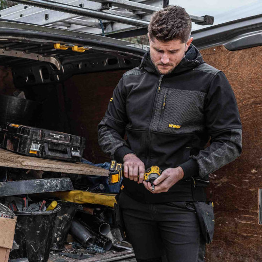 Купити Куртка TOUGH SOFT SHELL DeWALT DWC263-001-XXL. Офіційний магазин Toolmaster Україна. Фірмовий інструмент та обладнання, офіційна гарантія