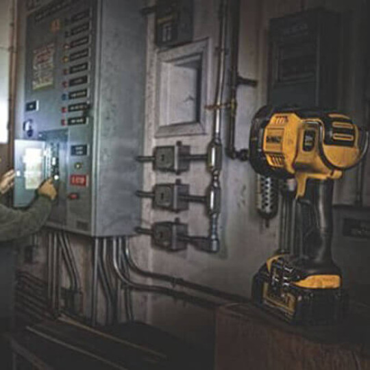 Купити Ліхтар світлодіодний акумуляторний DeWALT DCL043. Офіційний магазин Toolmaster Україна. Фірмовий інструмент та обладнання, офіційна гарантія
