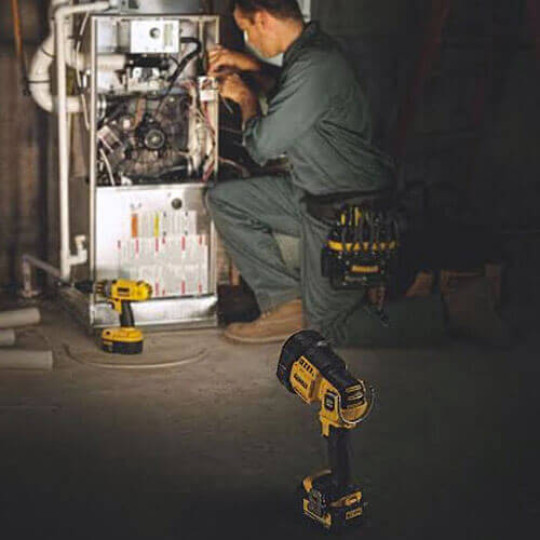 Купити Ліхтар світлодіодний акумуляторний DeWALT DCL043. Офіційний магазин Toolmaster Україна. Фірмовий інструмент та обладнання, офіційна гарантія