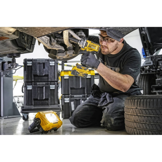 Купити Ліхтар світлодіодний акумуляторний DeWALT DCL077. Офіційний магазин Toolmaster Україна. Фірмовий інструмент та обладнання, офіційна гарантія