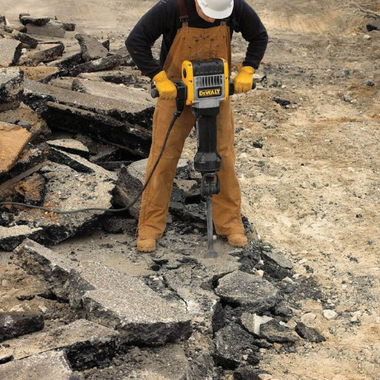 Купити Молоток відбійний мережевий DeWALT D25981. Офіційний магазин Toolmaster Україна. Фірмовий інструмент та обладнання, офіційна гарантія