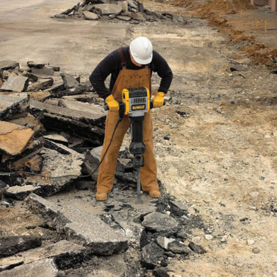 Купити Молоток відбійний мережевий DeWALT D25981K. Офіційний магазин Toolmaster Україна. Фірмовий інструмент та обладнання, офіційна гарантія