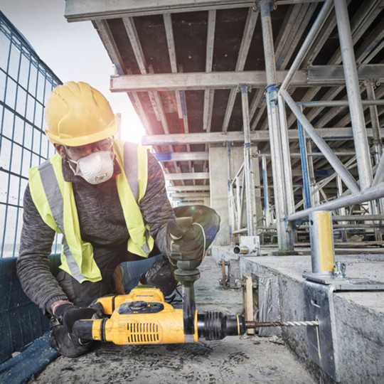 Купити Молоток відбійний мережевий DeWALT D25810K. Офіційний магазин Toolmaster Україна. Фірмовий інструмент та обладнання, офіційна гарантія