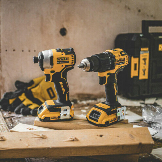 Купити Набір з двох інструментів безщіткових DeWALT DCK2062D2T. Офіційний магазин Toolmaster Україна. Фірмовий інструмент та обладнання, офіційна гарантія