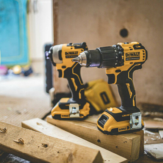 Купити Набір з двох інструментів безщіткових DeWALT DCK2062D2T. Офіційний магазин Toolmaster Україна. Фірмовий інструмент та обладнання, офіційна гарантія