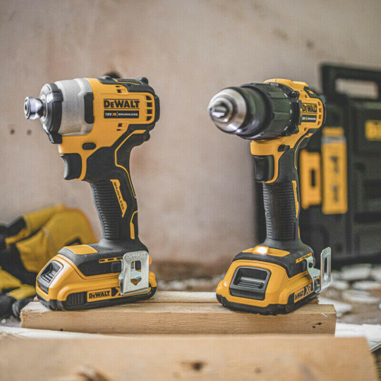 Купити Набір з двох інструментів безщіткових DeWALT DCK2062D2T. Офіційний магазин Toolmaster Україна. Фірмовий інструмент та обладнання, офіційна гарантія