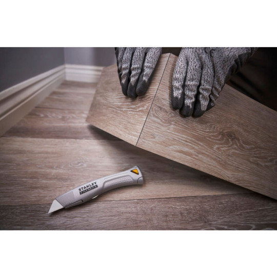 Купити Нож FatMax® Heavy Duty длиной 165 мм с фиксированным лезвием для отделочных работ STANLEY FMHT10501-0. Официальный магазин Toolmaster Украина. Фирменный инструмент и оборудование, официальная гарантия