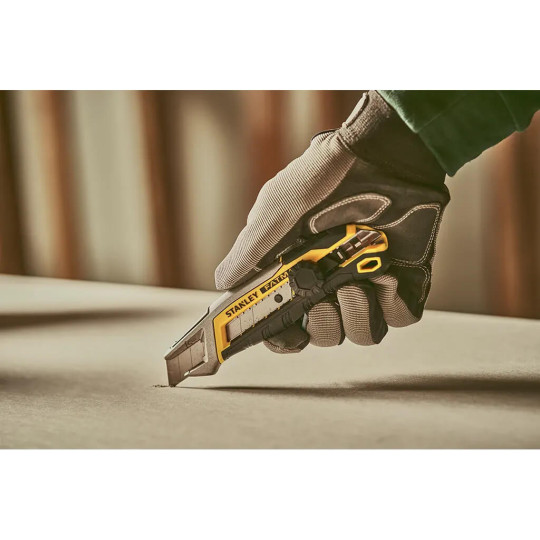 Купити Ніж FatMax Integrated Snap Knife довжиною 165 мм з лезом шириною 18 мм з сегментами, що відламуються STANLEY FMHT10592-0. Офіційний магазин Toolmaster Україна. Фірмовий інструмент та обладнання, офіційна гарантія