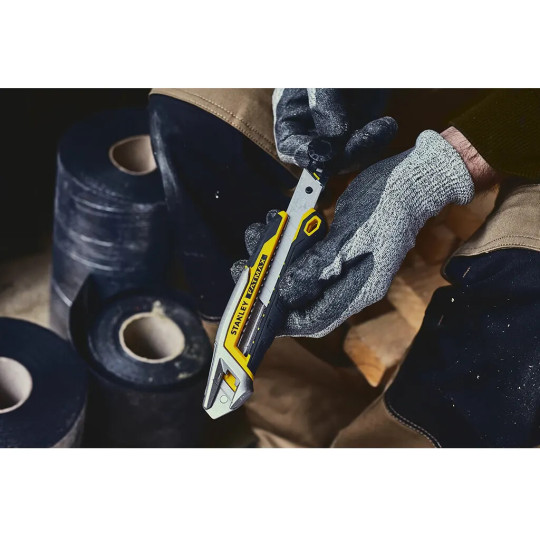 Купити Ніж FatMax Integrated Snap Knife довжиною 165 мм з лезом шириною 18 мм з сегментами, що відламуються STANLEY FMHT10592-0. Офіційний магазин Toolmaster Україна. Фірмовий інструмент та обладнання, офіційна гарантія