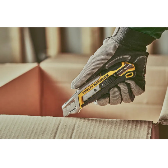 Купити Нож FatMax Integrated Snap Knife длиной 165 мм с лезвием шириной 18 мм с отламывающимися сегментами STANLEY FMHT10594-0. Официальный магазин Toolmaster Украина. Фирменный инструмент и оборудование, официальная гарантия