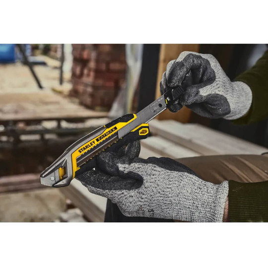 Купити Нож FatMax Integrated Snap Knife длиной 165 мм с лезвием шириной 18 мм с отламывающимися сегментами STANLEY FMHT10594-0. Официальный магазин Toolmaster Украина. Фирменный инструмент и оборудование, официальная гарантия