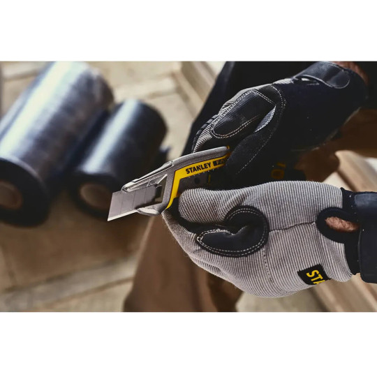 Купити Нож FatMax Integrated Snap Knife длиной 165 мм с лезвием шириной 18 мм с отламывающимися сегментами STANLEY FMHT10594-0. Официальный магазин Toolmaster Украина. Фирменный инструмент и оборудование, официальная гарантия