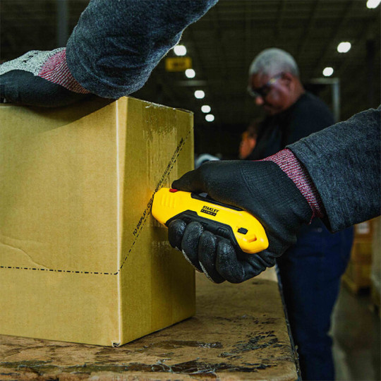 Купити Нож безопасный FATMAX® Box Box с выдвижным трапециевидным лезвием STANLEY FMHT10369-0. Официальный магазин Toolmaster Украина. Фирменный инструмент и оборудование, официальная гарантия