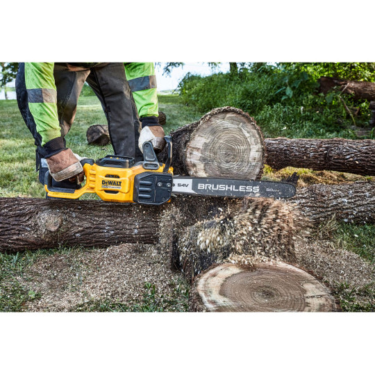 Купити Пила ланцюгова акумуляторна безщіткова DeWALT DCMCS575N. Офіційний магазин Toolmaster Україна. Фірмовий інструмент та обладнання, офіційна гарантія