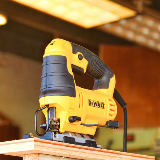 Купити Пила лобзиковая сетевая DeWALT DWE349. Официальный магазин Toolmaster Украина. Фирменный инструмент и оборудование, официальная гарантия