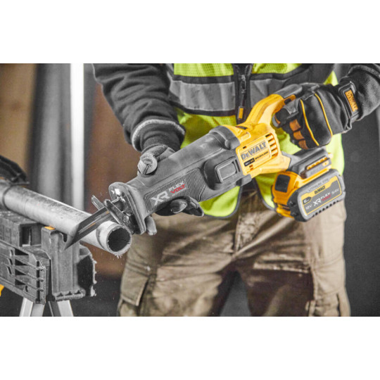 Купити Пила шабельна акумуляторна DeWALT DCS386NT. Офіційний магазин Toolmaster Україна. Фірмовий інструмент та обладнання, офіційна гарантія