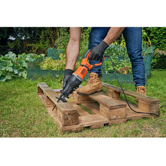 Купити Пила шабельна мережева BLACK+DECKER BES301. Офіційний магазин Toolmaster Україна. Фірмовий інструмент та обладнання, офіційна гарантія