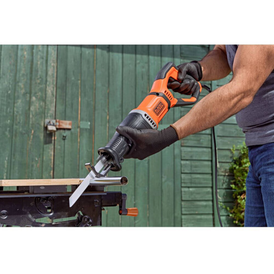 Купити Пила шабельна мережева BLACK+DECKER BES301. Офіційний магазин Toolmaster Україна. Фірмовий інструмент та обладнання, офіційна гарантія