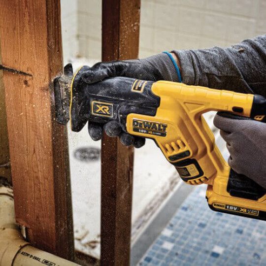 Купити Пила шабельна акумуляторна безщіткова DeWALT DCS367N. Офіційний магазин Toolmaster Україна. Фірмовий інструмент та обладнання, офіційна гарантія
