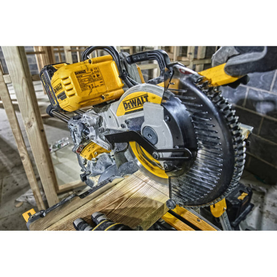Купити Пила торцювальна акумуляторна безщіткова DeWALT DCS727T2. Офіційний магазин Toolmaster Україна. Фірмовий інструмент та обладнання, офіційна гарантія