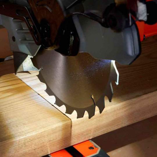 Купити Пила торцювальна мережева BLACK+DECKER BES702. Офіційний магазин Toolmaster Україна. Фірмовий інструмент та обладнання, офіційна гарантія