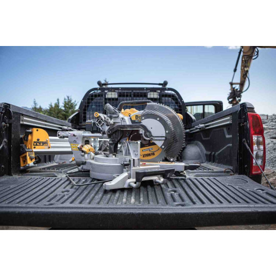 Купити Пилка торцювальна акумуляторна безщіткова DeWALT DCS782N. Офіційний магазин Toolmaster Україна. Фірмовий інструмент та обладнання, офіційна гарантія