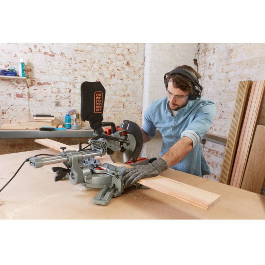Купити Пила торцювальна мережева BLACK+DECKER BES700. Офіційний магазин Toolmaster Україна. Фірмовий інструмент та обладнання, офіційна гарантія