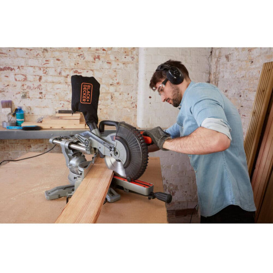 Купити Пила торцювальна мережева BLACK+DECKER BES700. Офіційний магазин Toolmaster Україна. Фірмовий інструмент та обладнання, офіційна гарантія