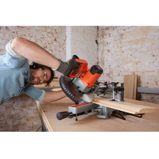 Купити Пила торцювальна мережева BLACK+DECKER BES700. Офіційний магазин Toolmaster Україна. Фірмовий інструмент та обладнання, офіційна гарантія