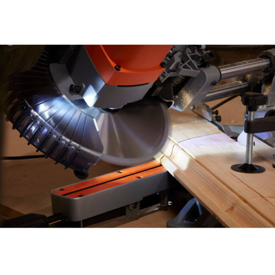 Купити Пила торцювальна мережева BLACK+DECKER BES700. Офіційний магазин Toolmaster Україна. Фірмовий інструмент та обладнання, офіційна гарантія