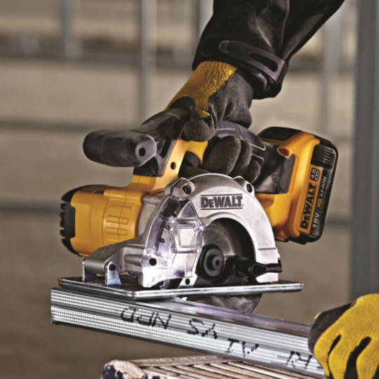 Купити Пила дискова акумуляторна DeWALT DCS373N. Офіційний магазин Toolmaster Україна. Фірмовий інструмент та обладнання, офіційна гарантія